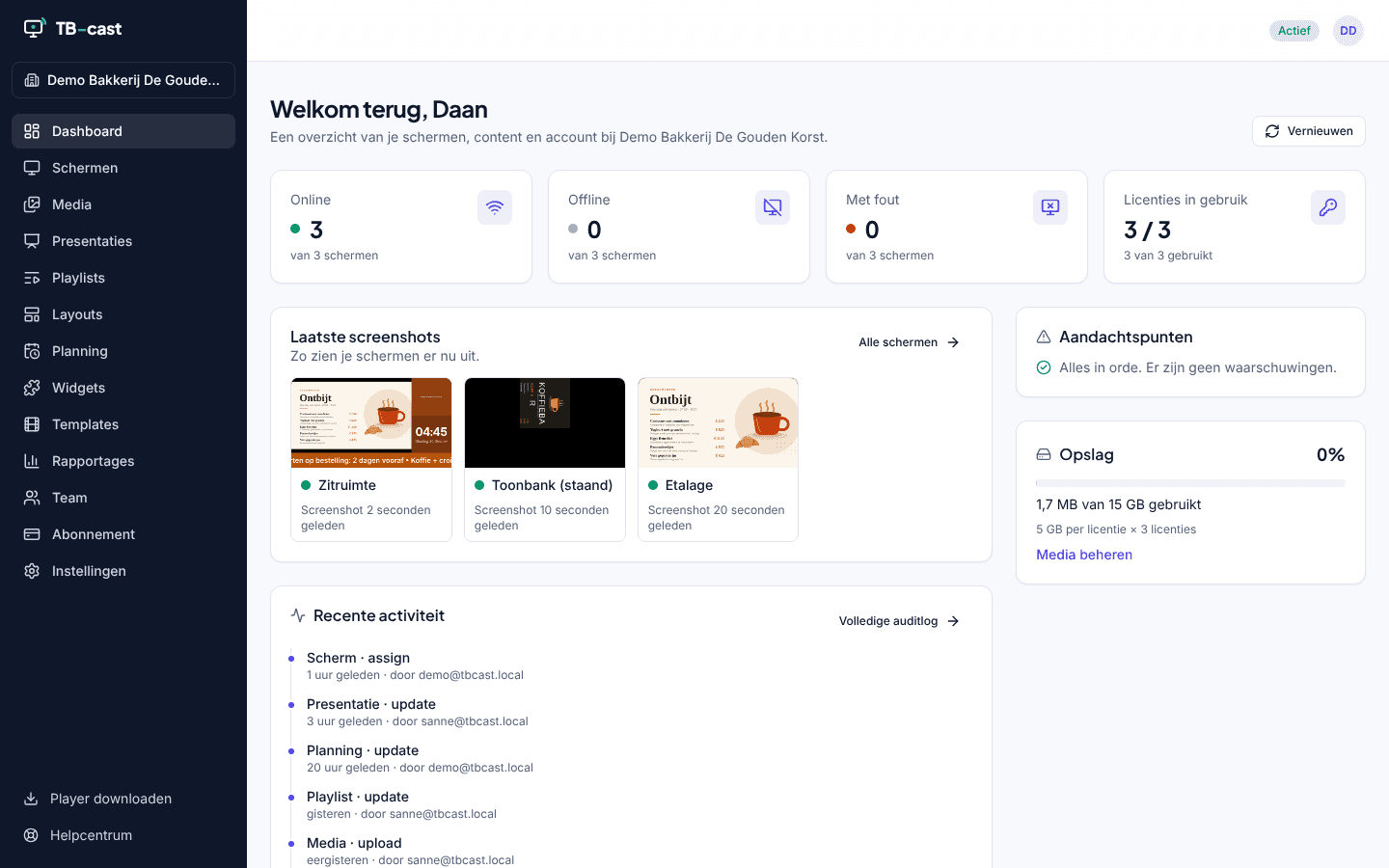 Dashboard van de klantenportal met schermstatus, opslag en recente activiteit